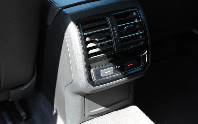 Volkswagen Passat cena 76600 przebieg: 199999, rok produkcji 2017 z Giżycko małe 781